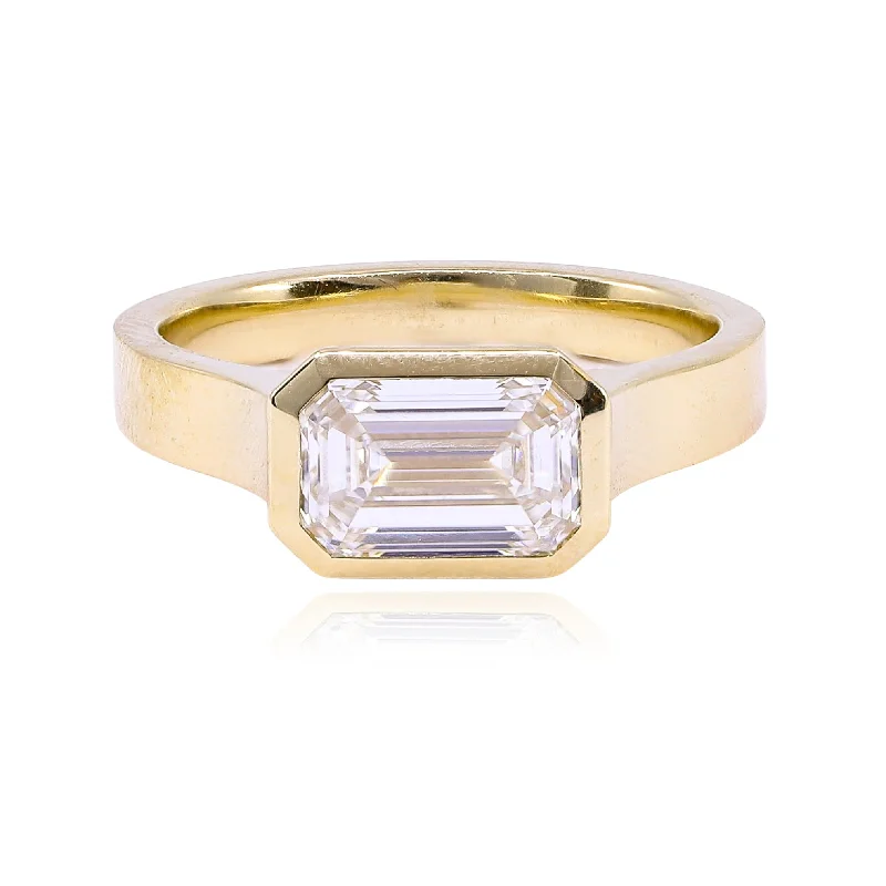 MARK PATTERSON 18K YELLOW GOLD BEZEL SET EMERALD-CUT 1.76CT DIAMOND SOLITAIRE ENGAGEMENT RING