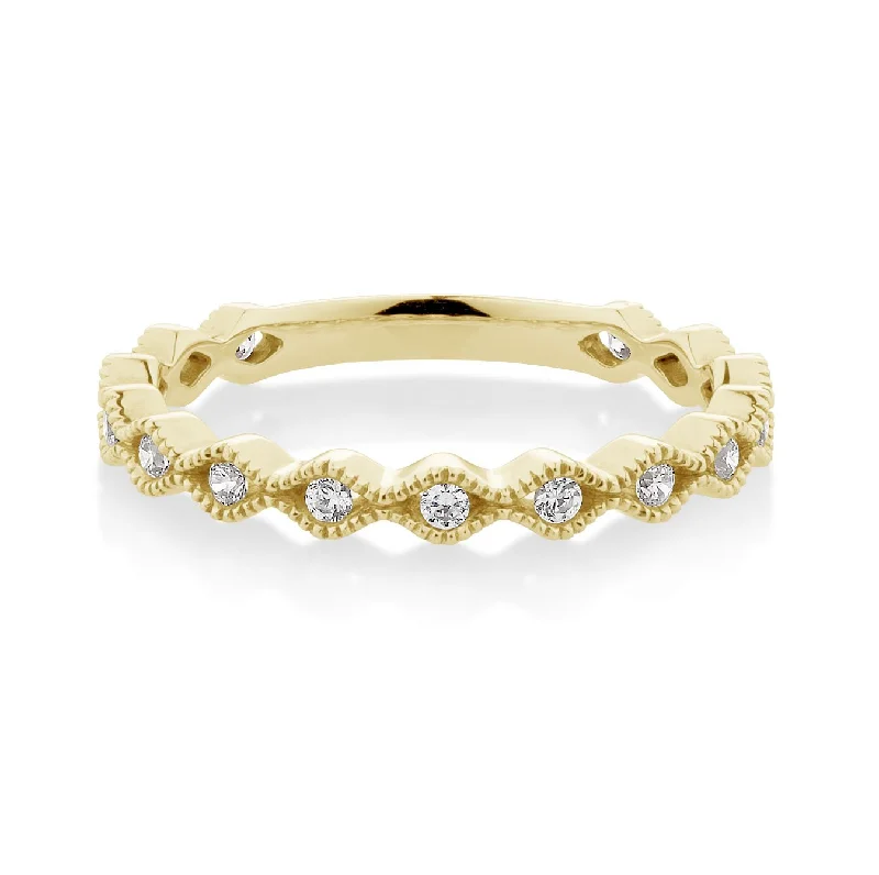 Wedding or eternity band in 10 carat yellow gold